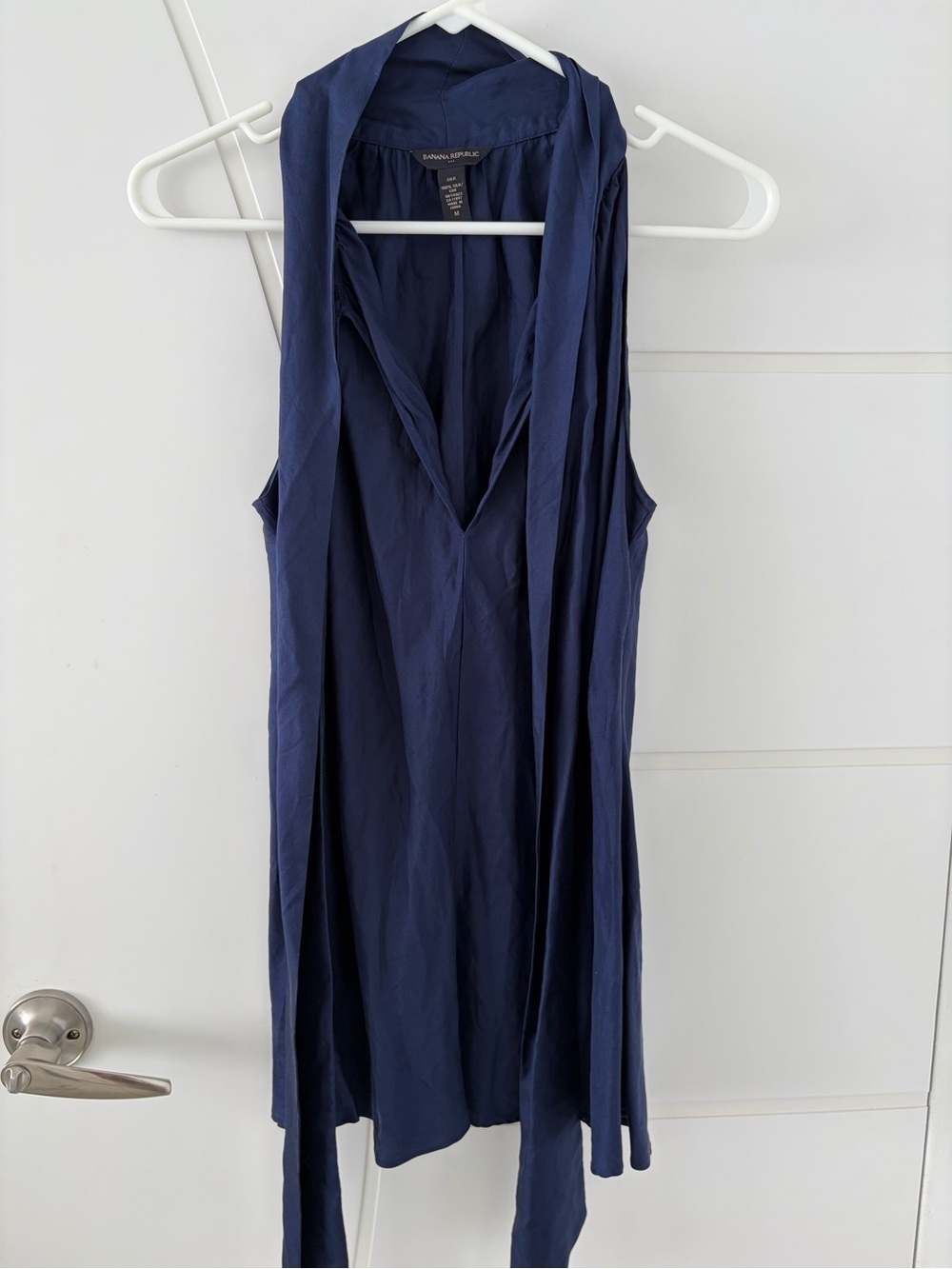 100% silk Banana Republic Sleeveless Navy tie neck Top elegant flowy